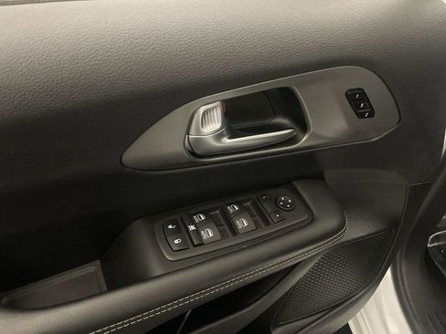 Used 2025 Chrysler Pacifica Select FWD image 16