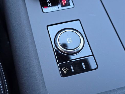 New 2025 Land Rover Discovery S image 17