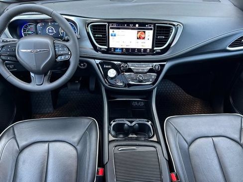 Used 2024 Chrysler Pacifica Premium FWD image 12
