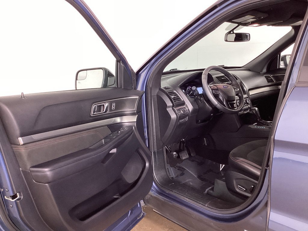 Certified 2018 Ford Explorer XLT w/ Equipment Group 202A AWD/4WD image 9