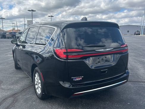 Used 2023 Chrysler Pacifica Touring-L FWD image 10