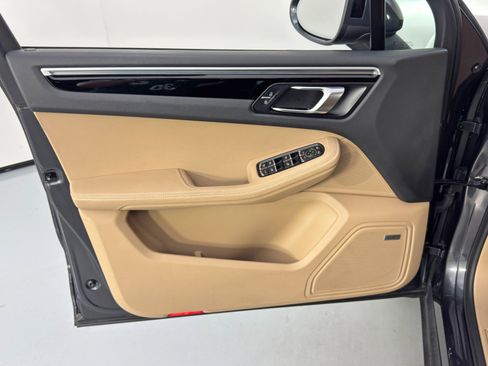 Used 2021 Porsche Macan image 40