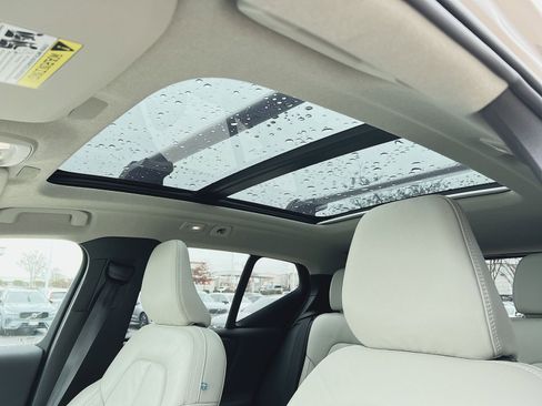 Used 2023 Volvo XC40 B5 Plus image 24