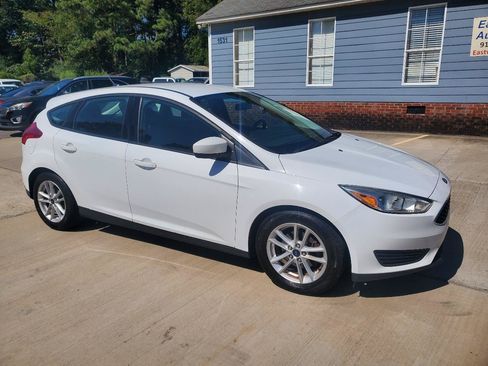 Used 2018 Ford Focus SE FWD image 3