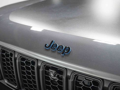 Used 2023 Jeep Grand Cherokee Trailhawk image 8