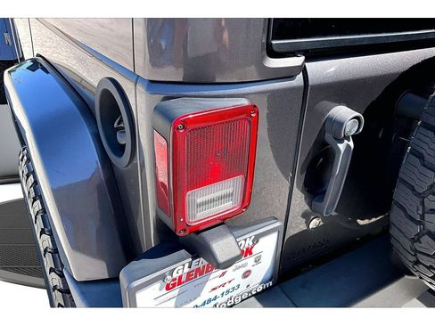 Used 2017 Jeep Wrangler Unlimited Rubicon w/ Connectivity Group AWD/4WD image 35