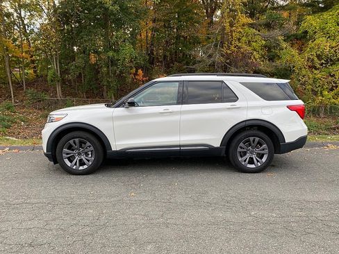 Certified 2022 Ford Explorer XLT w/ Equipment Group 202A image 4