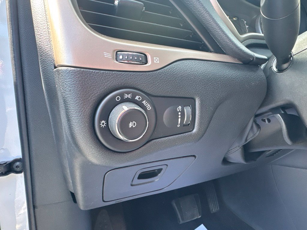 Used 2018 Jeep Cherokee Latitude w/ Cold Weather Group FWD image 27