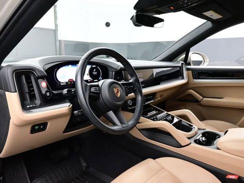 Certified 2025 Porsche Cayenne Coupe AWD/4WD image 4