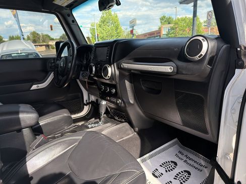 Used 2017 Jeep Wrangler Unlimited Rubicon w/ Dual Top Group AWD/4WD image 18