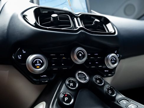 Used 2023 Aston Martin V8 Vantage Coupe RWD image 47