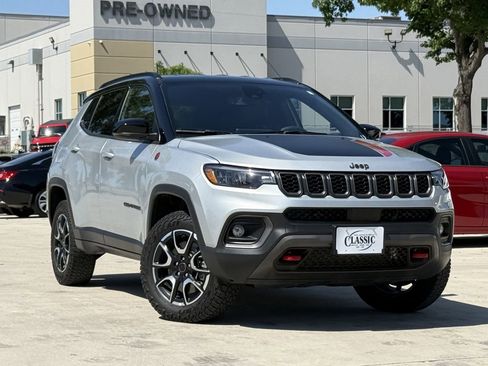 Used 2025 Jeep Compass Trailhawk AWD/4WD image 2