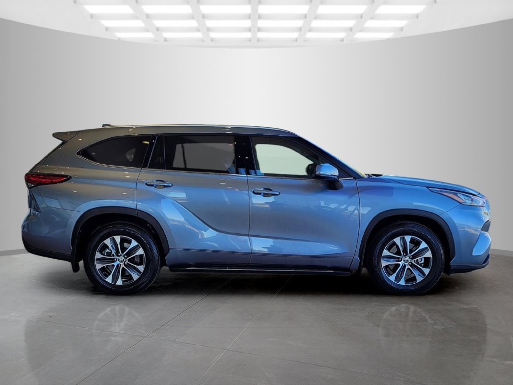 Used 2020 Toyota Highlander XLE FWD image 3