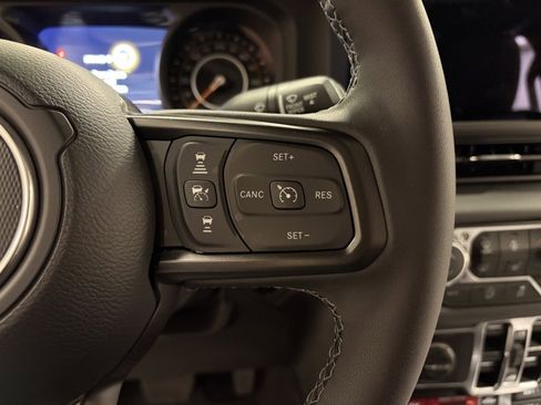 Used 2025 Jeep Gladiator Rubicon image 12