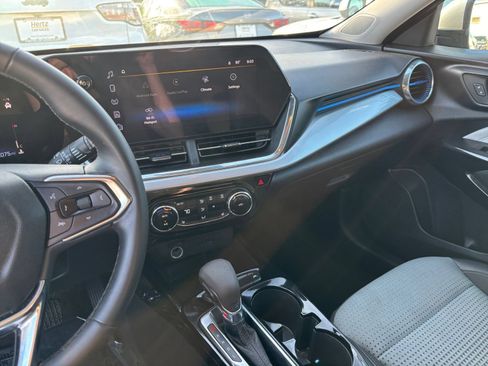 Used 2025 Chevrolet Trax LT w/ LT Convenience Package FWD image 17