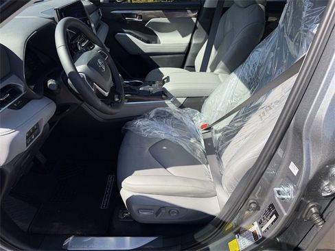 New 2026 Toyota Highlander Platinum image 19