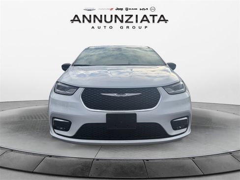 Used 2025 Chrysler Pacifica Select image 8