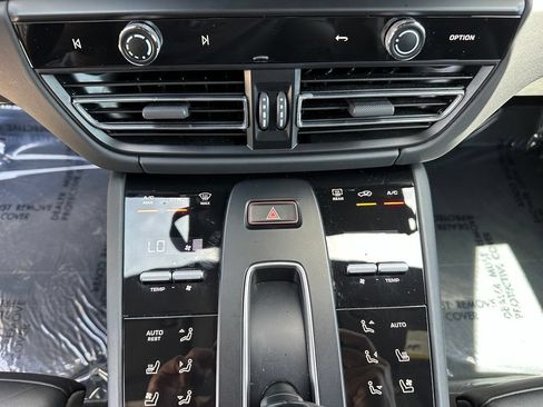Used 2023 Porsche Macan AWD/4WD image 32