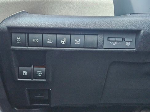 Used 2025 Toyota Sienna Platinum image 22