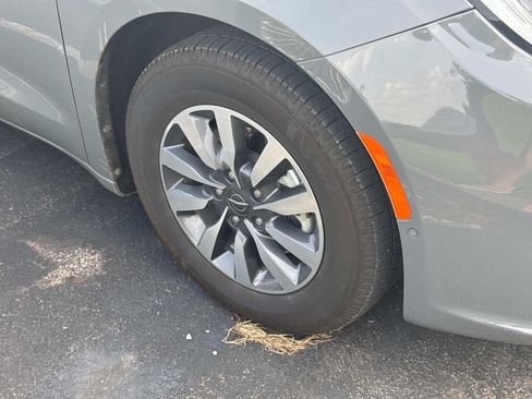 Used 2021 Chrysler Pacifica Touring-L FWD image 5
