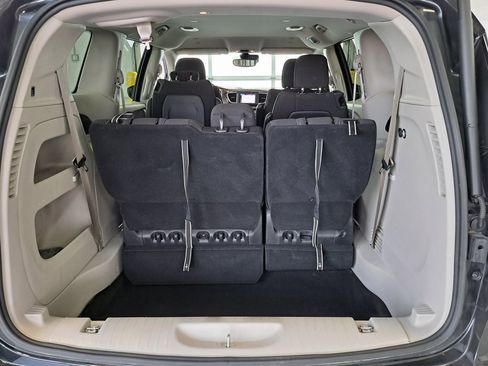 Used 2023 Chrysler Voyager LX image 32