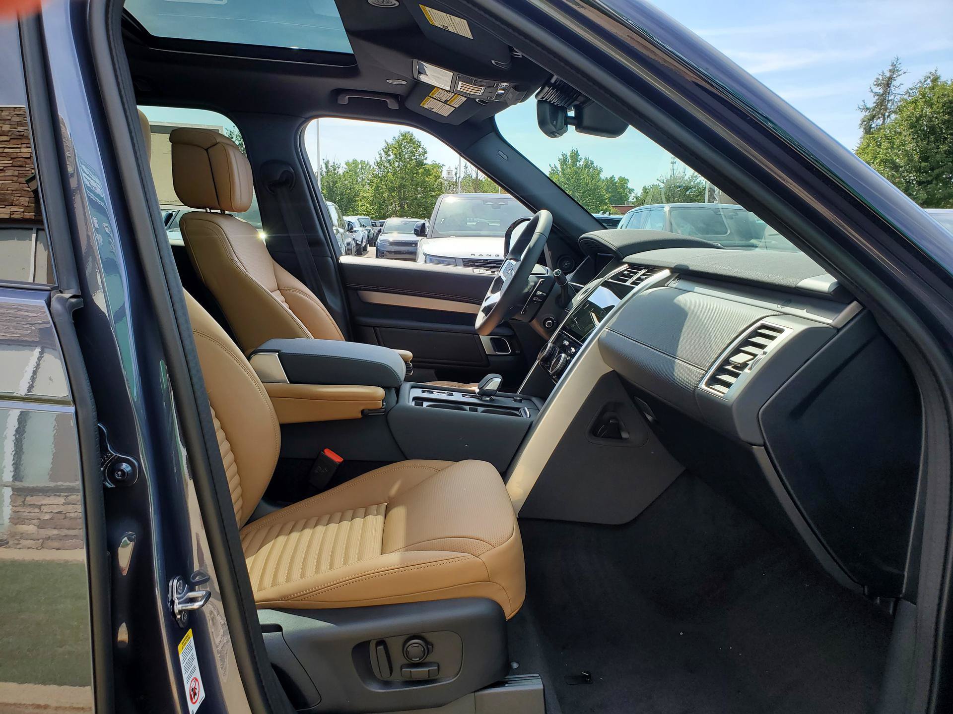 New 2026 Land Rover Discovery Limited Edition AWD/4WD image 19