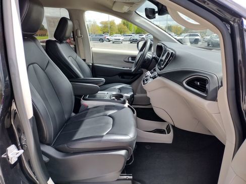 Used 2024 Chrysler Pacifica Limited FWD image 12