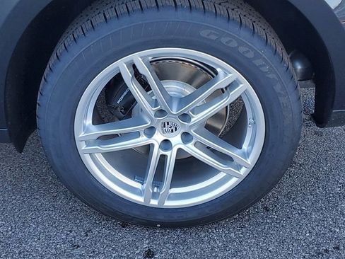 Used 2025 Porsche Macan image 11