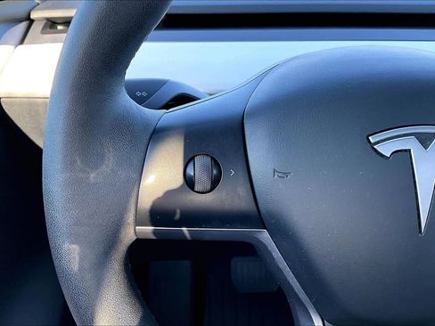 Used 2023 Tesla Model Y Long Range AWD/4WD image 23