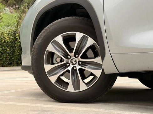 Used 2022 Toyota Highlander XLE image 7