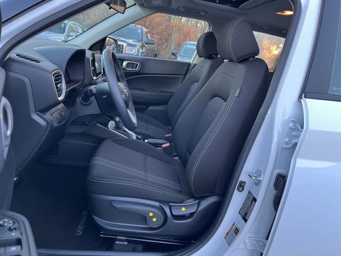 Certified 2025 Hyundai Venue SEL image 12