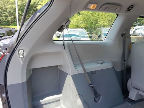 Used 2014 Toyota Sienna L FWD image 35