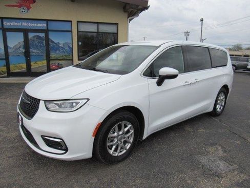 Used 2023 Chrysler Pacifica Touring FWD image 3