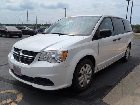 Used 2019 Dodge Grand Caravan SE w/ UConnect Hands-Free Group FWD image 4