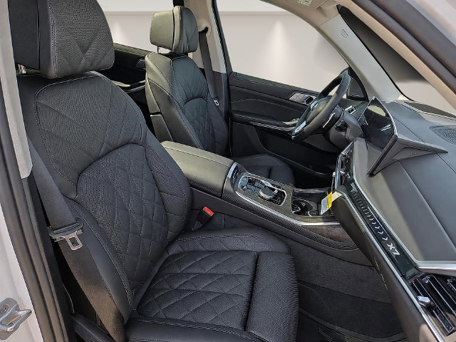 Used 2027 BMW X7 xDrive40i AWD/4WD image 16