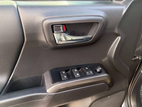 Used 2022 Toyota Tacoma TRD Sport w/ Technology Package RWD image 17