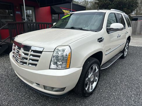Used 2013 Cadillac Escalade Luxury image 2