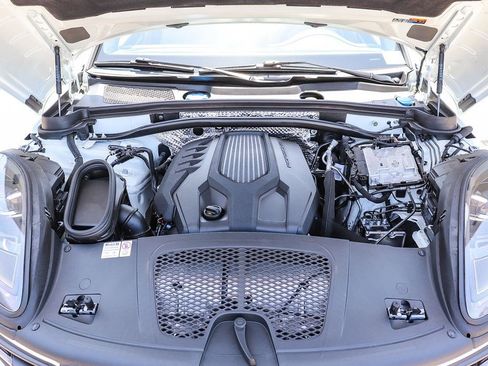 Used 2024 Porsche Macan AWD/4WD image 26