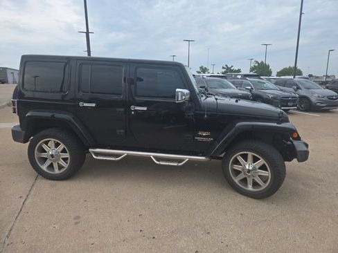 Used 2015 Jeep Wrangler Unlimited Sahara w/ Connectivity Group AWD/4WD image 2
