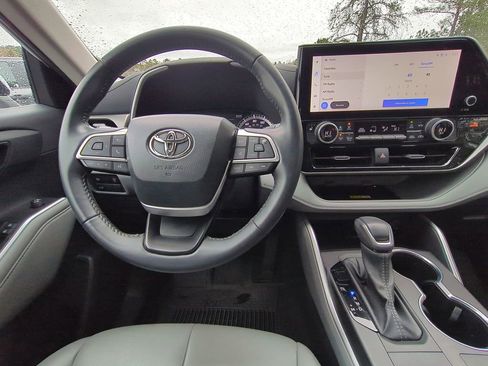 Used 2024 Toyota Highlander XLE image 19