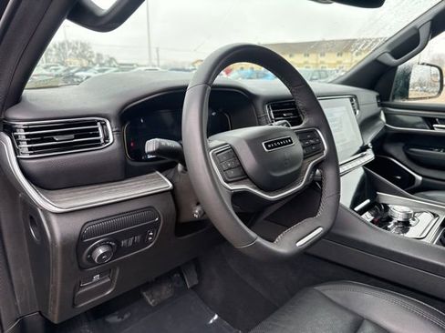 Used 2023 Jeep Wagoneer L Series II image 16