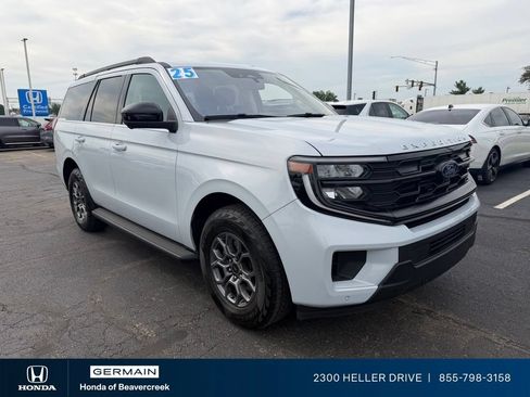 Used 2025 Ford Expedition Active AWD/4WD image 2