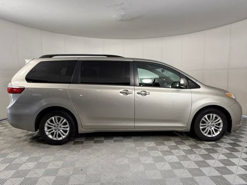 Used 2017 Toyota Sienna XLE Premium FWD image 9