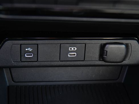 Used 2024 Toyota Prius LE FWD image 23