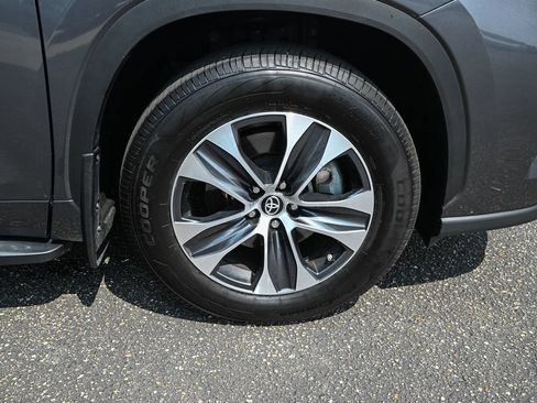 Used 2024 Toyota Highlander XLE AWD/4WD image 13
