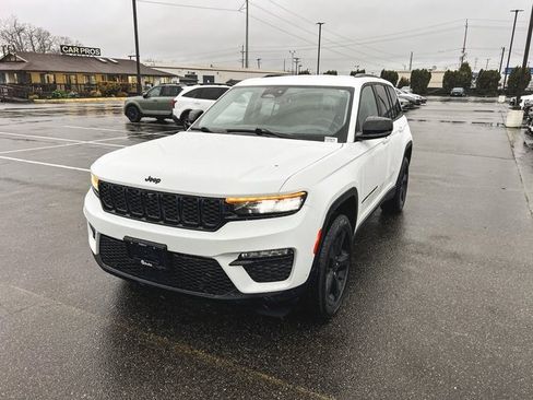 Used 2023 Jeep Grand Cherokee Limited w/ Luxury Tech Group II image 4