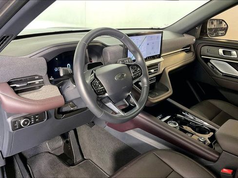 Used 2025 Ford Explorer Platinum w/ LUX Leather Package image 18