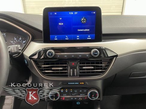 Used 2022 Ford Escape SE w/ SE Sport Appearance Package image 16