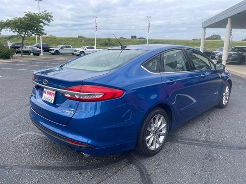 Used 2017 Ford Fusion SE FWD image 3