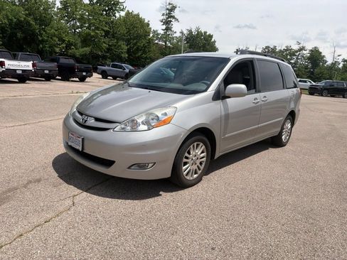 Used 2010 Toyota Sienna XLE FWD image 25